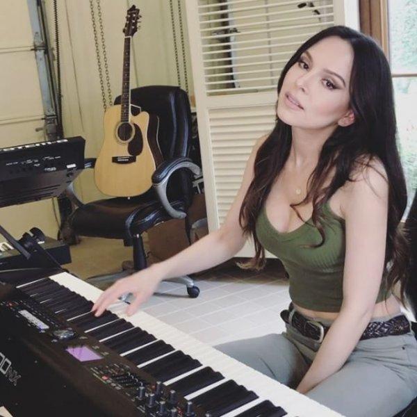 Güzelliğiyle dikkat çeken piyano kraliçesi Lola Astanova