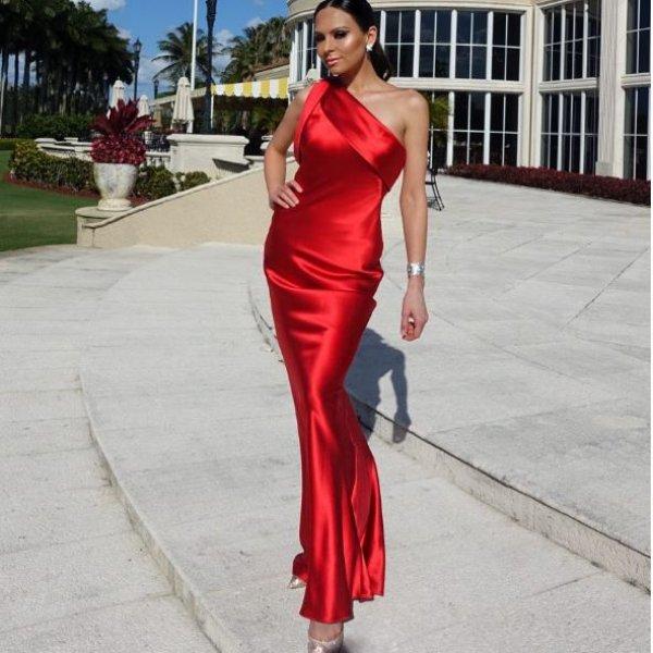 Güzelliğiyle dikkat çeken piyano kraliçesi Lola Astanova