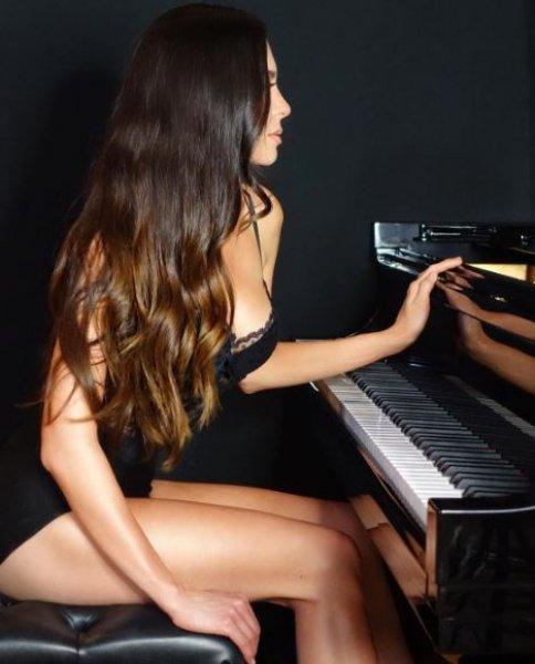 Güzelliğiyle dikkat çeken piyano kraliçesi Lola Astanova