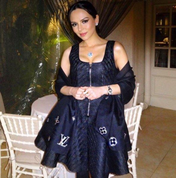 Güzelliğiyle dikkat çeken piyano kraliçesi Lola Astanova