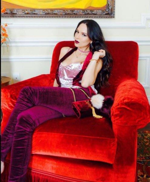 Güzelliğiyle dikkat çeken piyano kraliçesi Lola Astanova