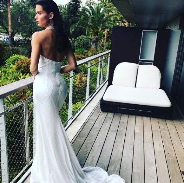 Adriana Lima kapak kızı oldu