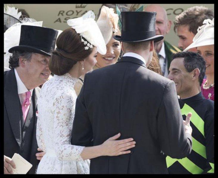 Kate Middleton etrafına neşe saçtı 