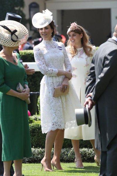 Kate Middleton etrafına neşe saçtı 