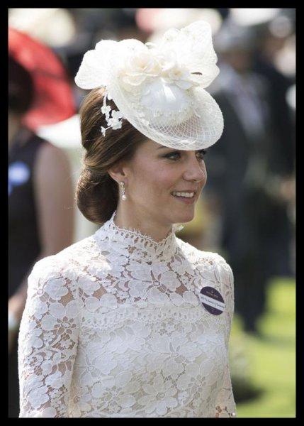 Kate Middleton etrafına neşe saçtı 