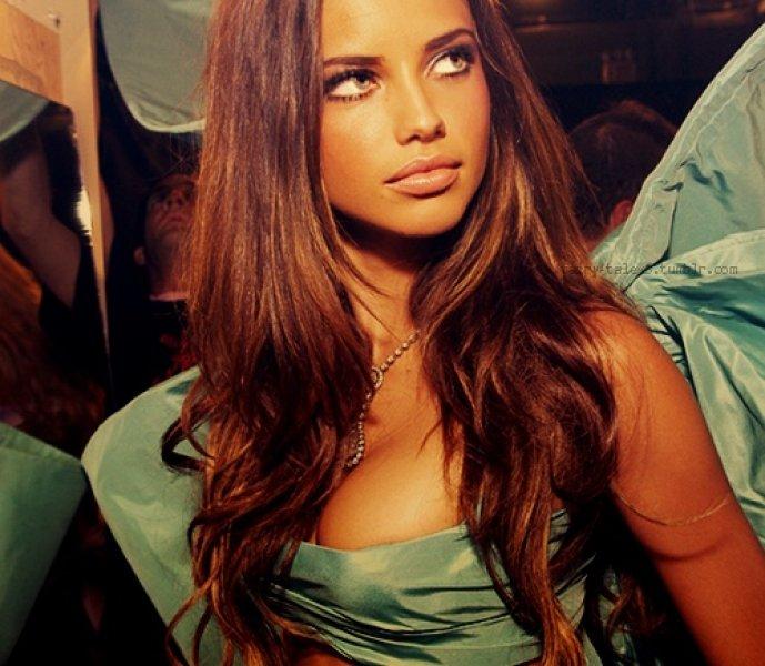 Adriana Lima kapak kızı oldu