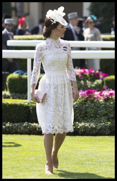 Kate Middleton etrafına neşe saçtı 