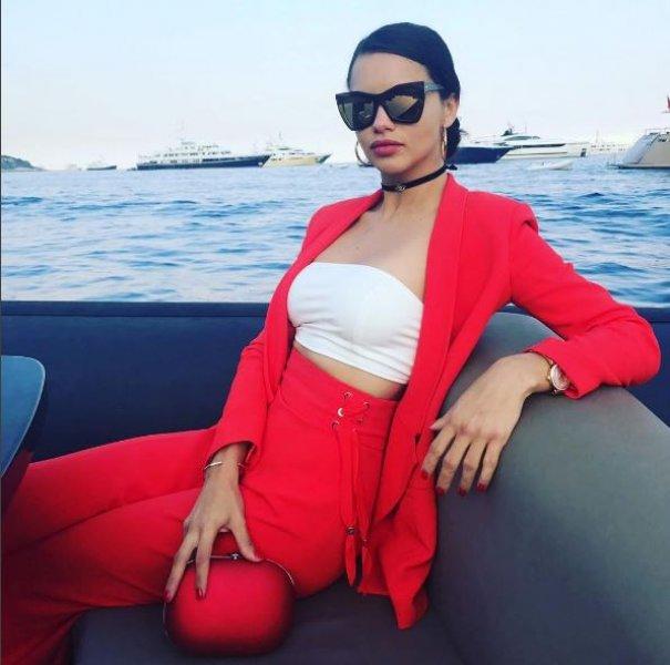 Adriana Lima kapak kızı oldu