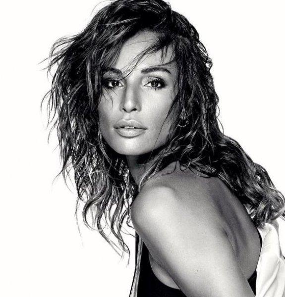 Yaşlanmayan manken Güzide Duran