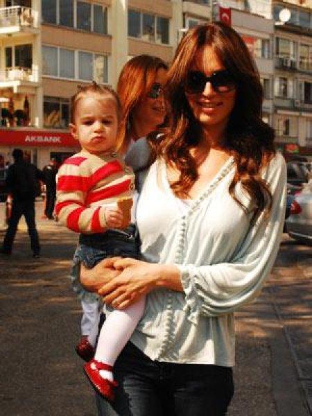 Yaşlanmayan manken Güzide Duran