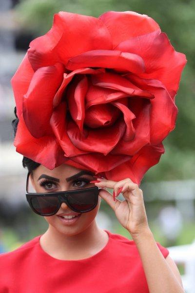 At yarışında şapka şıklığı 