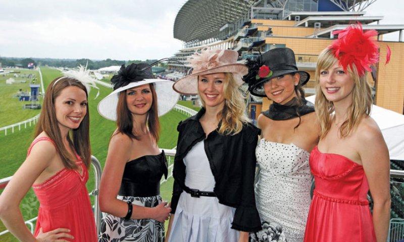 At yarışında şapka şıklığı 