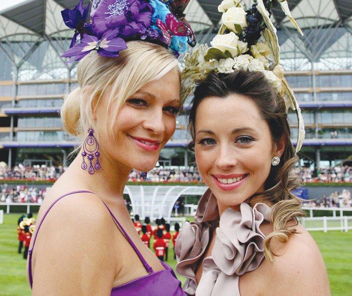 At yarışında şapka şıklığı 