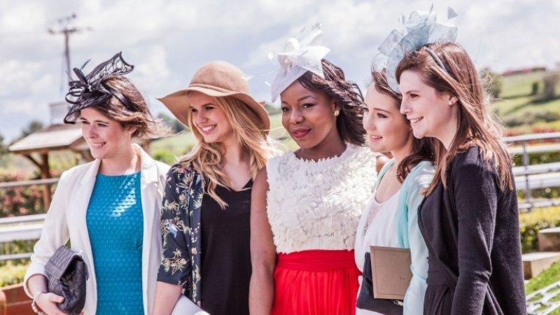 At yarışında şapka şıklığı 