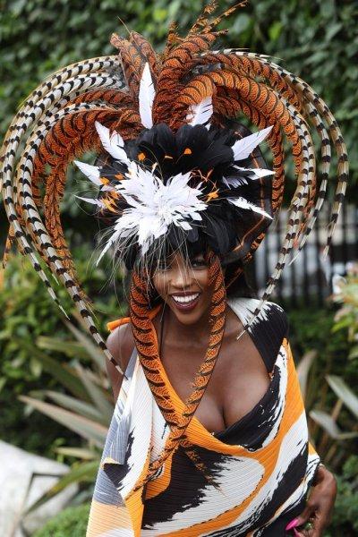 At yarışında şapka şıklığı 