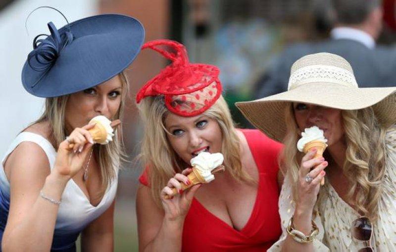 At yarışında şapka şıklığı 