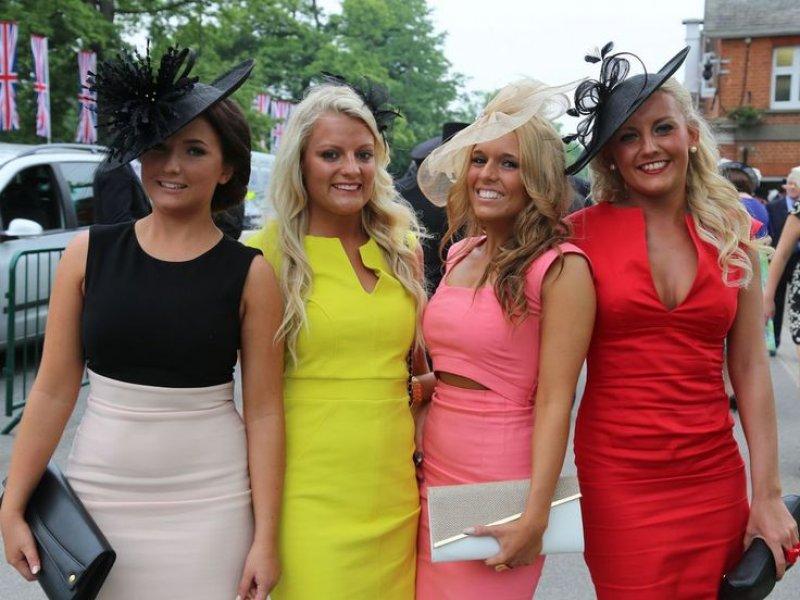 At yarışında şapka şıklığı 