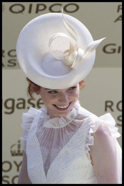 At yarışında şapka şıklığı 