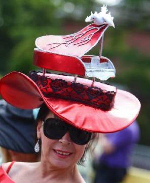 At yarışında şapka şıklığı 