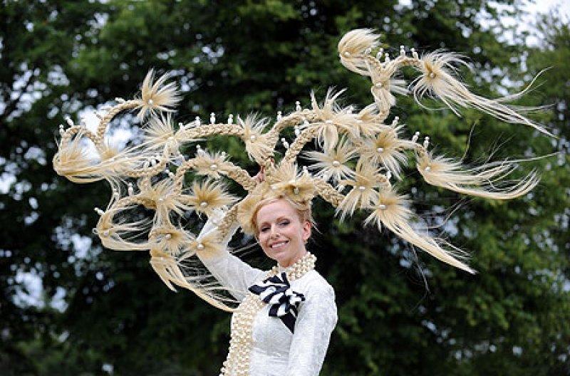 At yarışında şapka şıklığı 