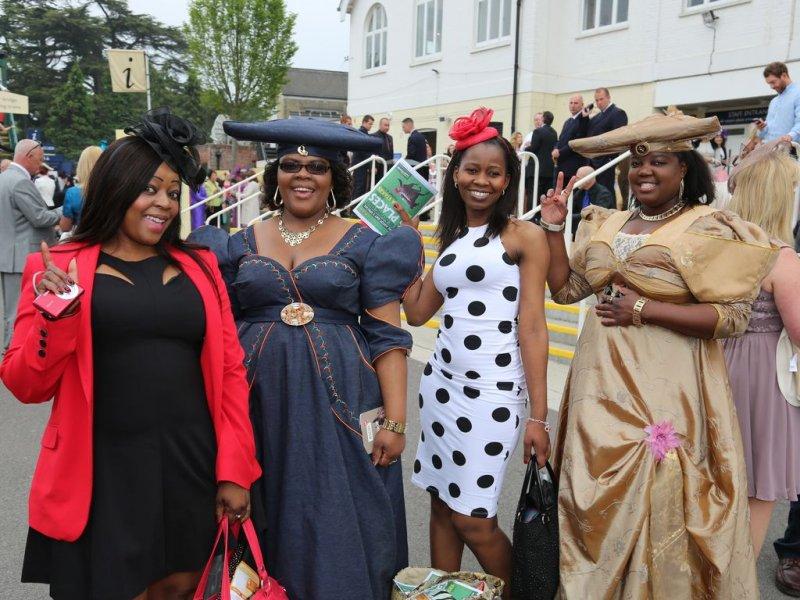 At yarışında şapka şıklığı 