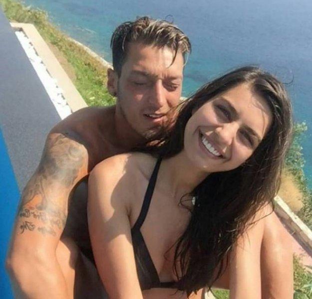 Mesut Özil ile Amine Gülşe aşkı Alman basınında