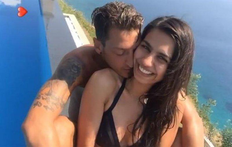 Mesut Özil ile Amine Gülşe aşkı Alman basınında