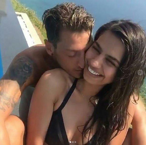 Mesut Özil ile Amine Gülşe aşkı Alman basınında