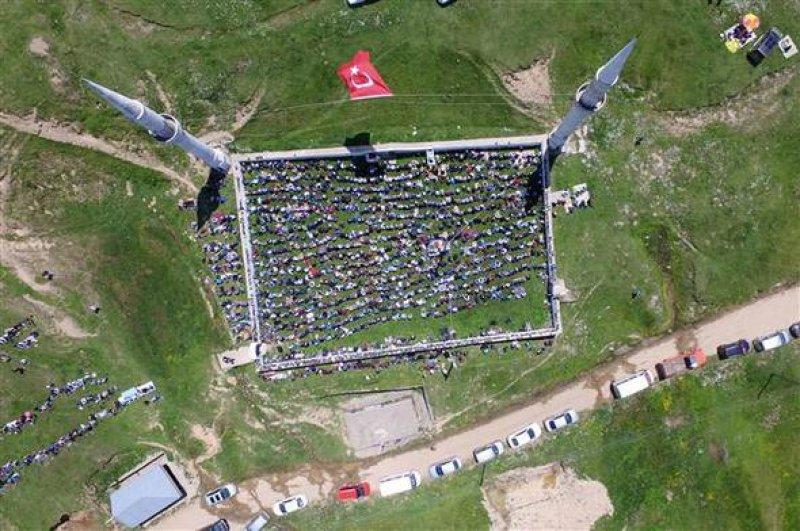 Kadırga Yaylasında 556 yıldır ayakta duran çatısız camii