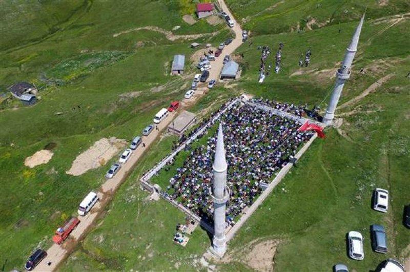 Kadırga Yaylasında 556 yıldır ayakta duran çatısız camii