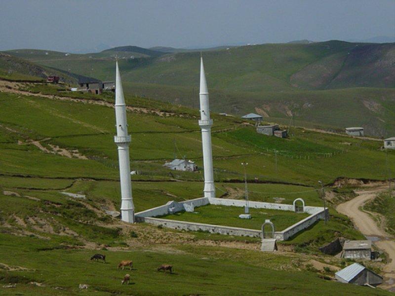 Kadırga Yaylasında 556 yıldır ayakta duran çatısız camii