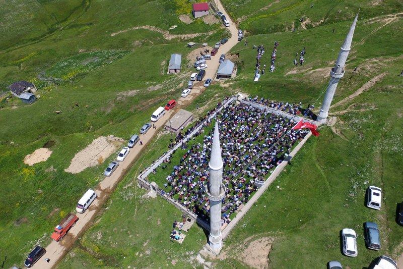 Kadırga Yaylasında 556 yıldır ayakta duran çatısız camii