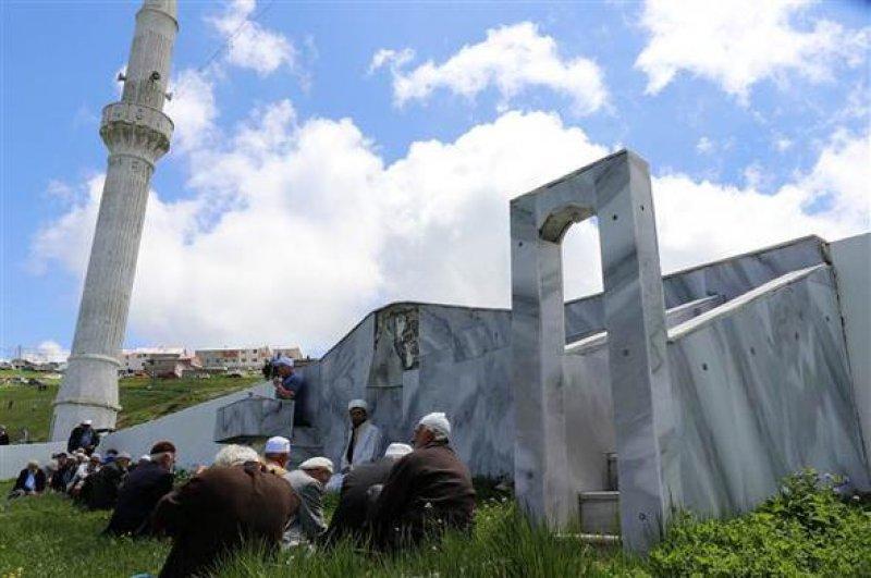 Kadırga Yaylasında 556 yıldır ayakta duran çatısız camii