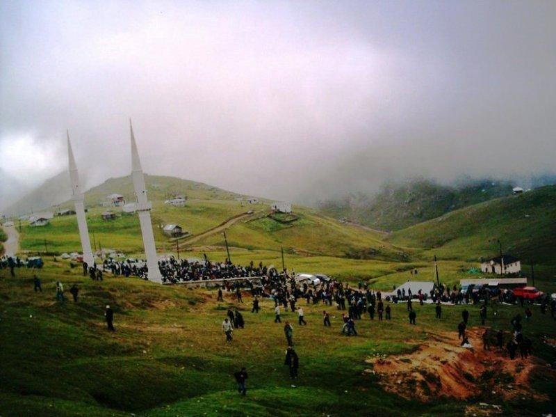 Kadırga Yaylasında 556 yıldır ayakta duran çatısız camii