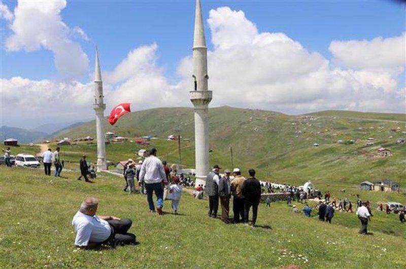Kadırga Yaylasında 556 yıldır ayakta duran çatısız camii