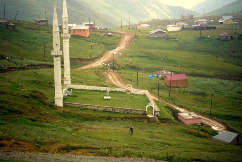 Kadırga Yaylasında 556 yıldır ayakta duran çatısız camii