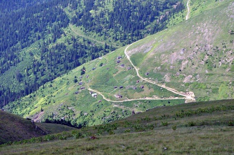 Kadırga Yaylasında 556 yıldır ayakta duran çatısız camii