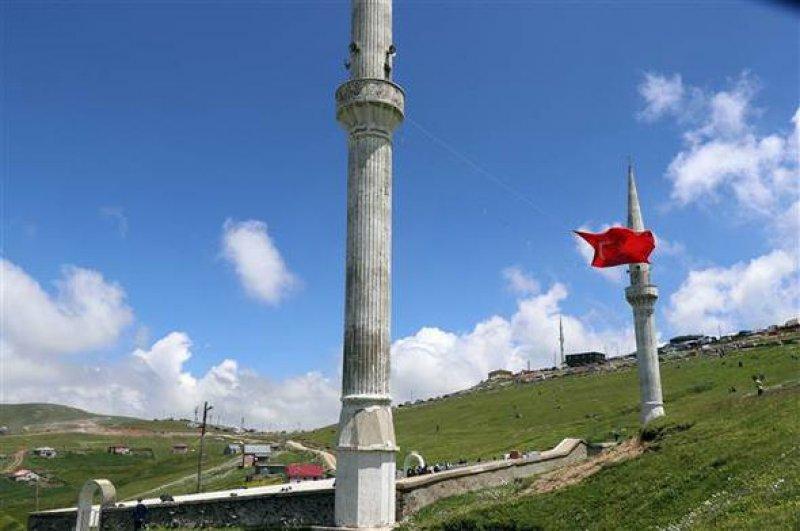 Kadırga Yaylasında 556 yıldır ayakta duran çatısız camii