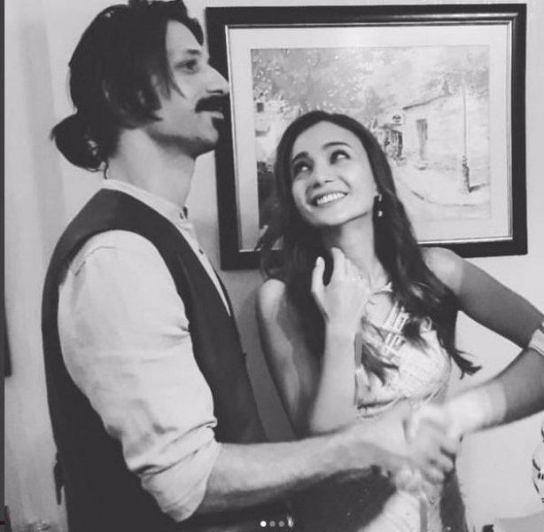 Damla Sönmez ve Ushan Çakır nişanlandı