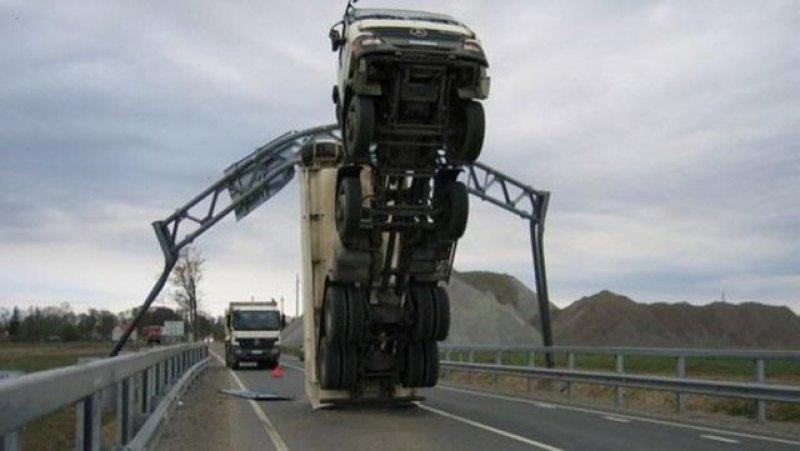 En ilginç otomobil kazaları 