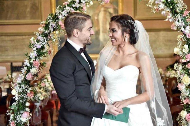 Ünlülerin beğenilen gelin saçları 