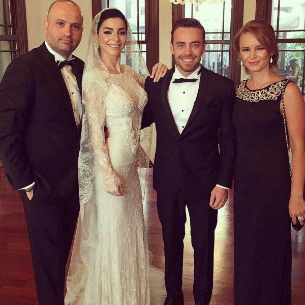 Ünlülerin beğenilen gelin saçları 