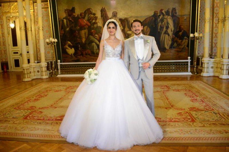 Ünlülerin beğenilen gelin saçları 