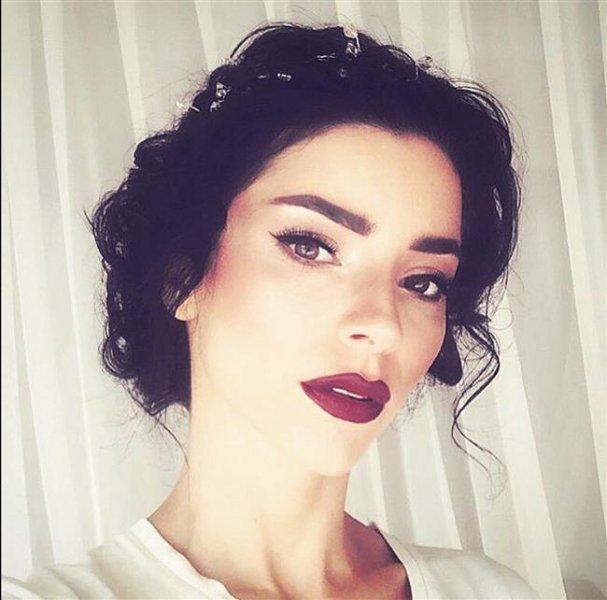 Ünlülerin beğenilen gelin saçları 