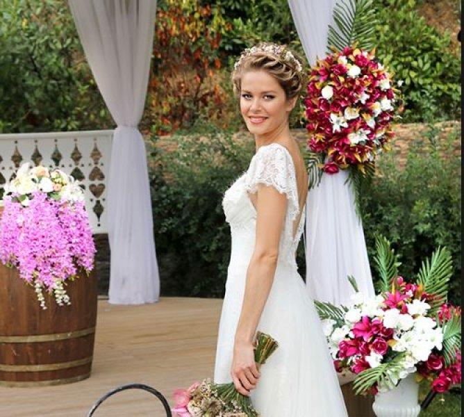 Ünlülerin beğenilen gelin saçları 