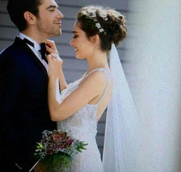 Ünlülerin beğenilen gelin saçları 