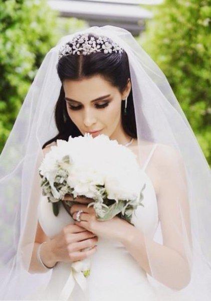 Ünlülerin beğenilen gelin saçları 