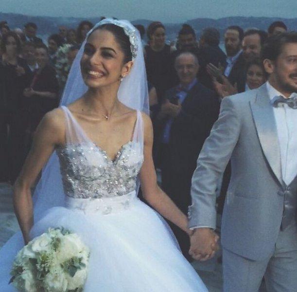 Ünlülerin beğenilen gelin saçları 