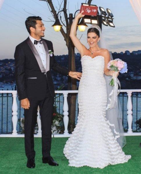 Ünlülerin beğenilen gelin saçları 