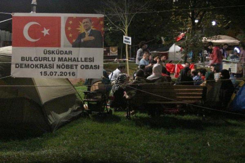 Kısıklı'da demokrasi nöbeti gece de devam etti